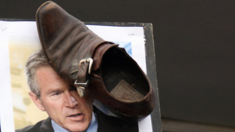 George Bush et une chaussure