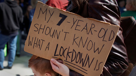 Un manifestant tient une pancarte lors d'une manifestation exigeant le contrôle des armes à feu à Sacramento, en Californie