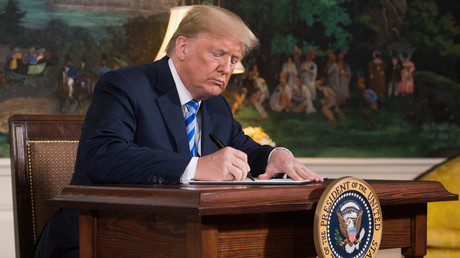 Le président américain Donald Trump signant la proclamation déclarant son intention de se retirer de l'accord nucléaire iranien