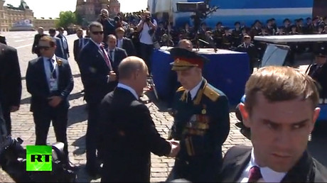 Repoussé par la sécurité, un vétéran est invité par Vladimir Poutine à se joindre à lui (VIDEO)