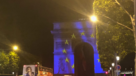 L'Arc de triomphe aux couleurs de l'Europe agace quelques internautes
