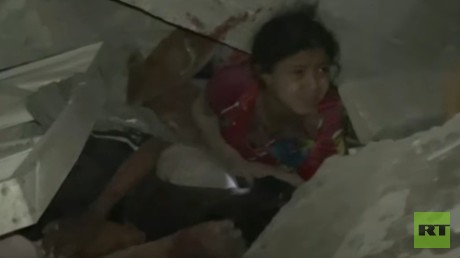 Un enfant sort des décombres suite à un bombardement de la coalition arabe à Sanaa au Yémen, le 6 mai