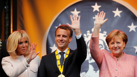 Emmanuel Macron, son épouse et Angela Merkel à Aix-la-Chappelle