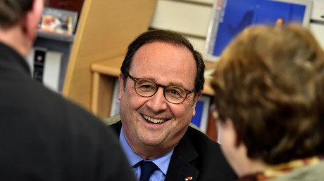 François Hollande lors d'une séance de dédicaces à Tulle