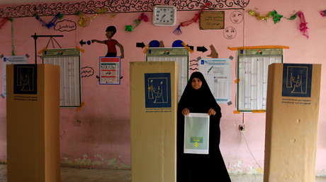 Une femme irakienne dans un bureau de vote de Sadr, à Bagdad, lors des élections législatives du 12 mai 2018