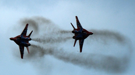 Les patrouilles acrobatiques russes réalisent des figures de voltige impressionnantes  