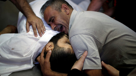  A Gaza, un Palestinien pleure son frère, tué le 14 mai 2018