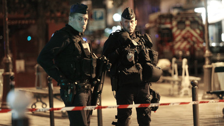Des policiers montent la garde après l'attaque au couteau à Paris le 12 mai 2018, photo ©Geoffroy VAN DER HASSELT / AFP