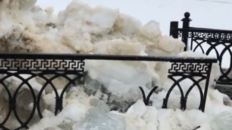 Russie : rien ne résiste à cet amas de glace en mouvement, pas même cette rambarde métallique