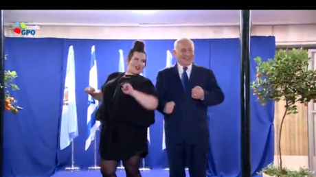 Benjamin Netanyahou s'offre une «danse de la poule» avec la gagnante de l'Eurovision Netta Barzilai