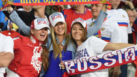Des supportrices russes assistent au match de football Russie-Slovaquie à Villeneuve-d'Ascq, près de Lille, le 15 juin 2016
