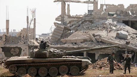 Image d'illustration : des soldats loyalistes autour d'un char de l'armée syrienne