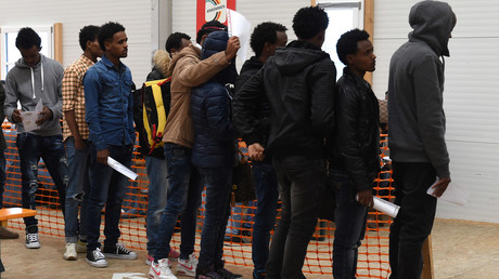 Des migrants attendent une première inscription au point d'enregistrement pour les demandeurs d'asile à Erding, près de Munich, le 15 novembre 2016 (Illustration)