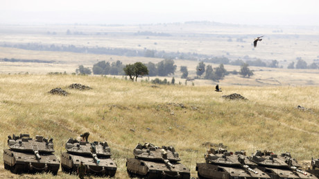 Tanks israéliens près de la frontière syrienne dans la plateau du Golan annexé le 10 mai 2018 après les raids menés sur des cibles iraniennes en Syrie. 