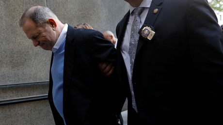 Le producteur déchu Harvey Weinstein plaide non coupable après s'être livré à la police