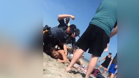 La vidéo choc de policiers américains frappant une jeune mère sur une plage fait le tour du web