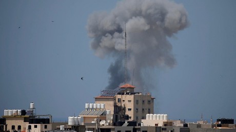 Une fumée s'échappe dans le ciel à la suite d'une frappe aérienne israélienne à Gaza le 29 mai 2018. 