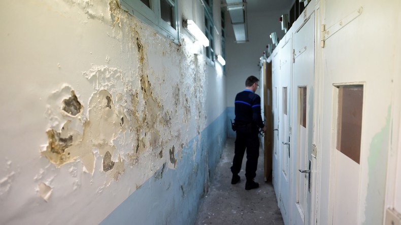 Un commando d'hommes cagoulés brûle les voitures de surveillants de la prison de Fresnes