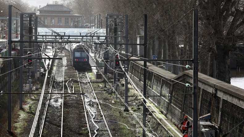 Glissement de terrain : un RER B se couche sur la voie, sept blessés