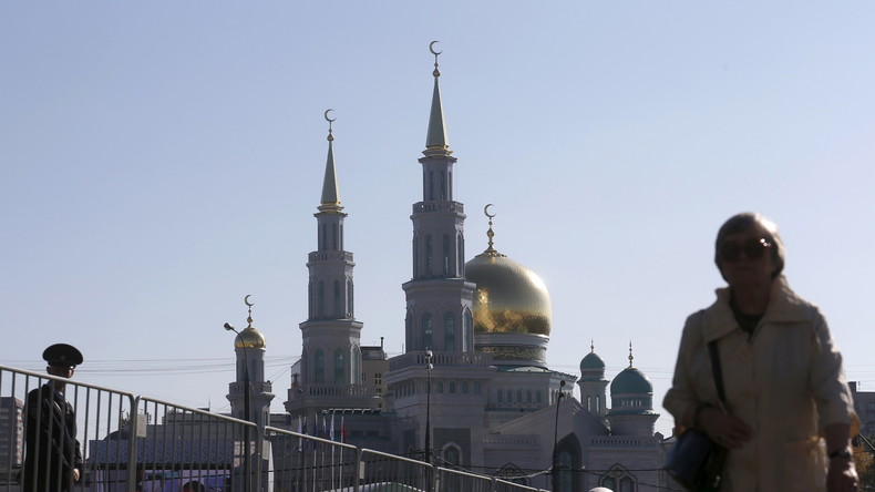 Moscou : des milliers de personnes fêtent la fin du Ramadan (IMAGES)