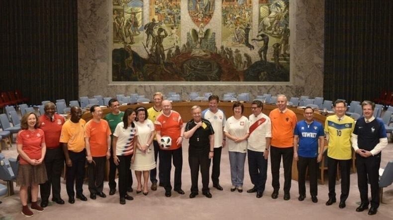Les diplomates de l'ONU enfilent le maillot pour fêter le début du Mondial (IMAGES)
