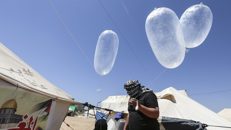 Gaza : quand le Hamas attaque Israël à coup de préservatifs en feu (IMAGES)
