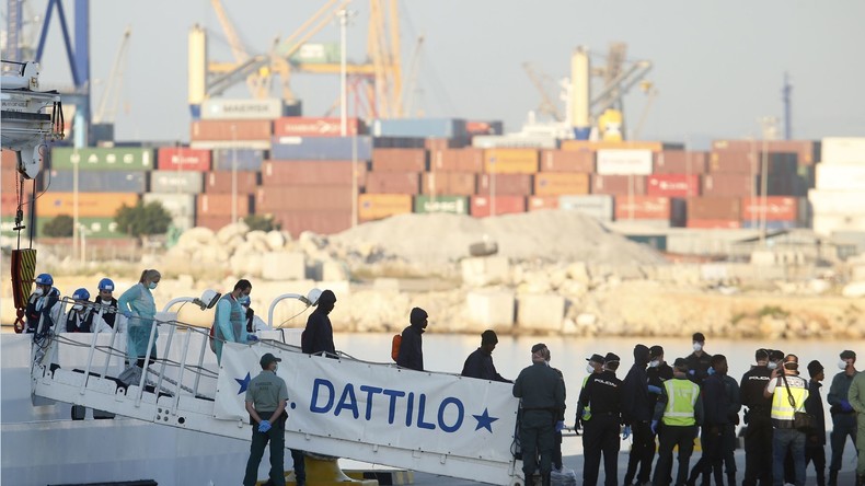Espagne : les premiers passagers de l’Aquarius arrivent dans le port de Valence (IMAGES)