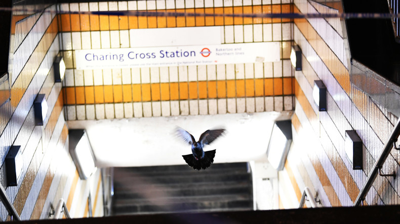 La police londonienne évacue la gare de Charing Cross alors qu'un homme affirme porter une bombe