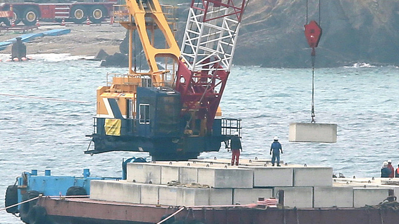 Des Japonais manifestent en canoë contre la relocalisation d’une base américaine à Okinawa