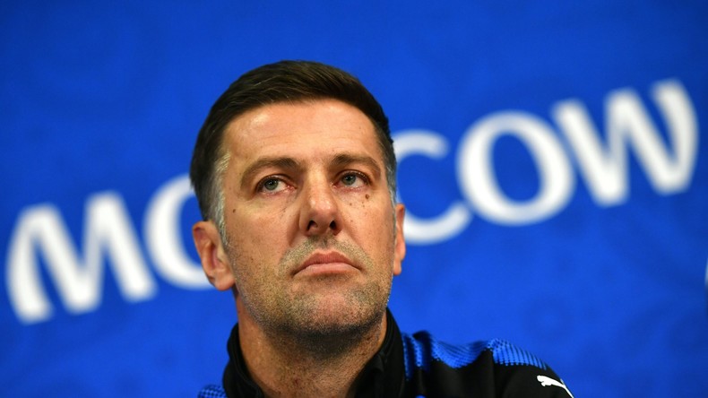 En colère après la défaite de son équipe, l’entraîneur de la Serbie veut envoyer l'arbitre à la Haye