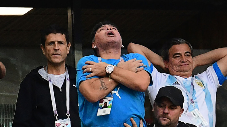 Salsa, malaise, sieste, doigts d'honneur : l’ascenseur émotionnel de Maradona dans les tribunes