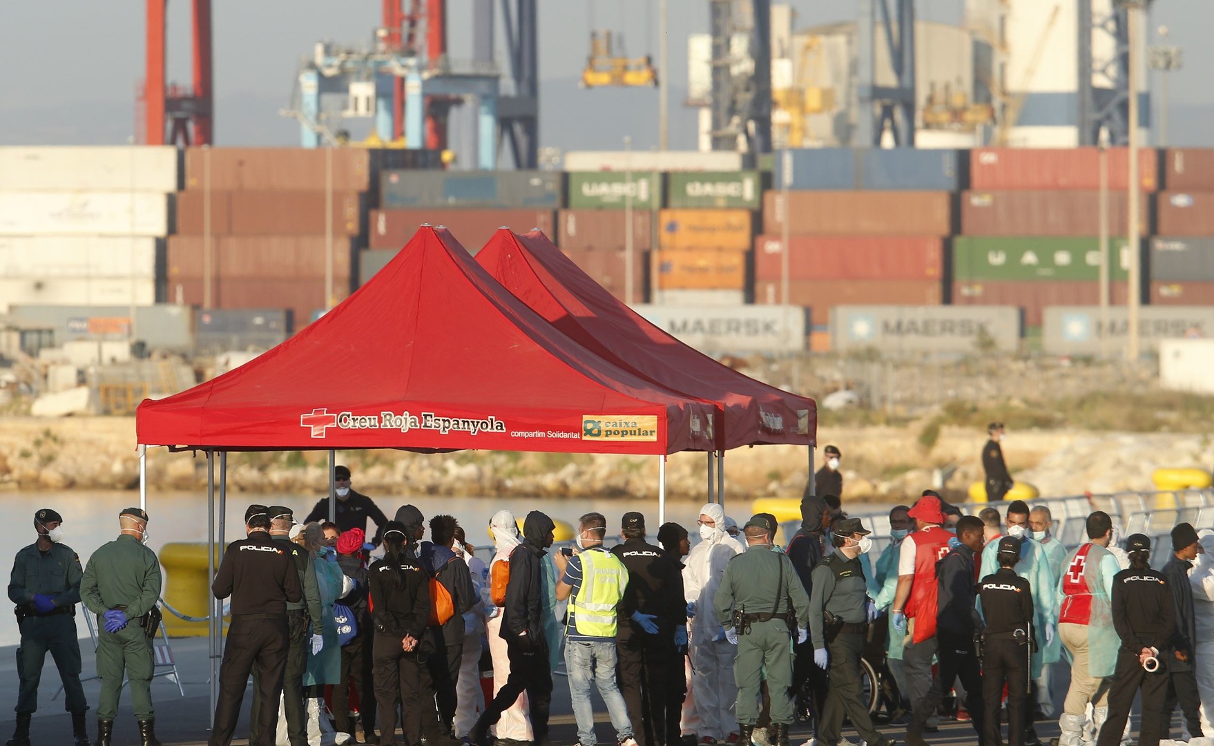 Espagne : les premiers passagers de l’Aquarius arrivent dans le port de Valence (IMAGES)