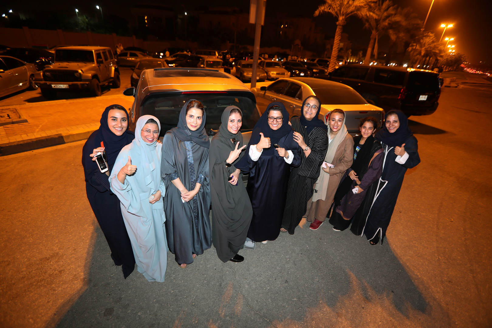 Emues et fières, des Saoudiennes au volant après la levée historique de l'interdiction (IMAGES)