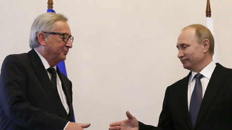 Jean-Claude Juncker et Vladimir Poutine lors d'une réunion à Saint-Pétersbourg le 16 juin 2016.