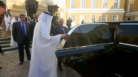 Vladimir Poutine fait découvrir sa nouvelle limousine au prince héritier d’Abou Dabi (VIDEO)