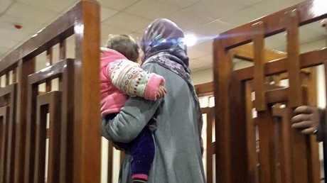 La djihadiste Française Mélina Boughedir portant son enfant lors de son procès de février 2018 à Bagdad