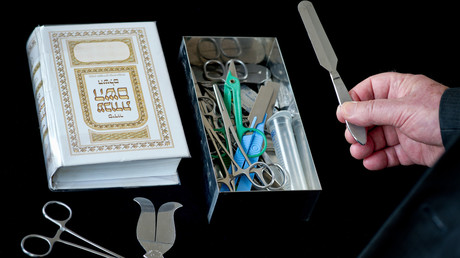 Un rabbin présente les instruments chirurgicaux pour la circoncision à la communauté juive de Hof, dans le sud de l'Allemagne, le 26 /07/2012