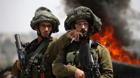 Des soldats israéliens discutent lors d'affrontements avec des manifestants palestiniens dans le village de Kfar Qaddum, près de Naplouse en Cisjordanie occupée, le 1er juin 2018.