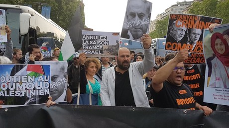 A Paris, des manifestants s'opposent à la venue du «criminel de guerre» Benjamin Netanyahou (IMAGES)