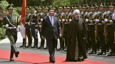 Le président iranien Hassan Rohani (d.) et le président chinois Xi Jinping (c.) passent en revue une garde d'honneur lors d'une cérémonie de bienvenue au Xijiao State Guesthouse à Shanghai, le 22 mai 2014 (illustration).