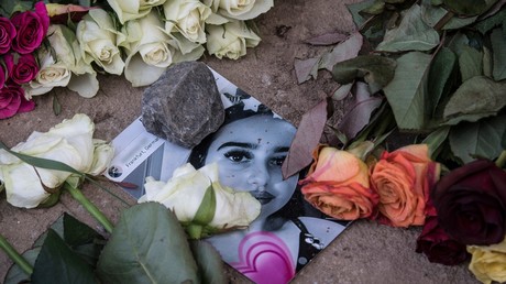 Une photographie de Susanna Feldman au milieu de fleurs, sur les lieux du meurtre de la jeune fille.