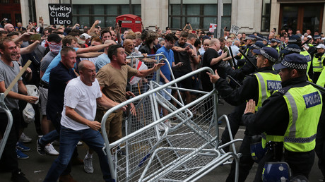 Des partisans du fondateur de l'English Defence League (EDL) Tommy Robinson font face à la police à Whitehall, Londres, Grande-Bretagne, le 9 juin 2018.