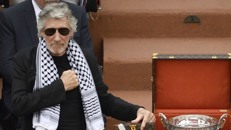 A Roland-Garros, l'ex-Pink Floyd Roger Waters, keffieh palestinien au cou, dévoile le trophée