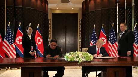 Réunis à Singapour, Donald Trump et Kim Jong-un signent un document le 12/06/2018