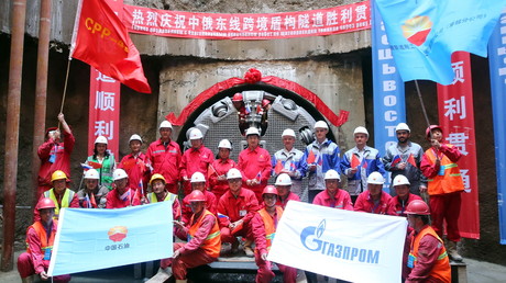 Les équipes de Gazprom et du géant chinois CNPC célèbrent la fin de la construction de la seconde section passant sous le lit du fleuve Amour du gazoduc Force de Sibérie qui relie la Russie à la Chine, début juin 2018. 