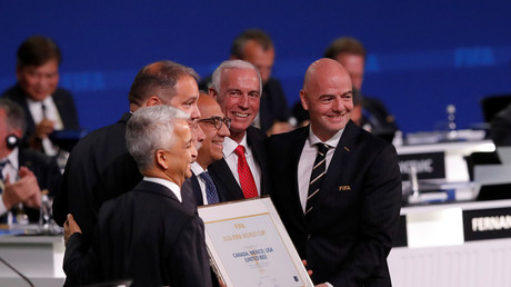 Le président de la FIFA Gianni Infantino (R) en compagnie des représentants des Etats-Unis, du Mexique et du Canada, qui ont tous trois obtenu l'organisation de la Coupe du monde 2026 le 13 juin 2018 à Moscou en Russie.