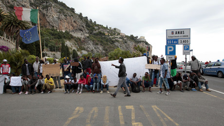 Des migrants attendent à la frontière franco-italienne près de Vintimille, en juin 2015