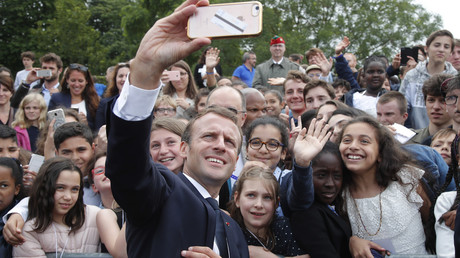 Emmanuel Macron prend un selfie avec des collégiens venus assister aux commemorations du 18 juin 1940 au mont Valérien, le 18 juin 2018 