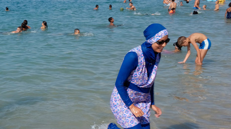 Une femme portant un burkini sur une plage marseillaise, août 2016, illustration