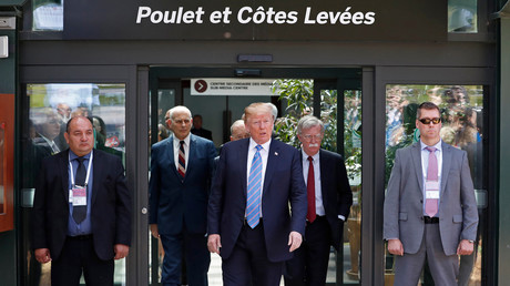 Donald Trump prend la parole à la sortie d’un restaurant, le 9 juin 2018 à Charlevoix au Québec  pour se rendre à Singapour et y rencontrer Kim Jong-un. 